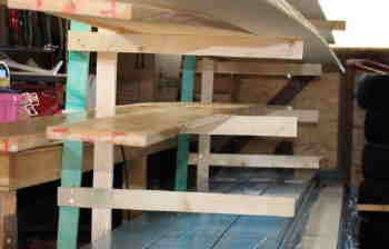 Bretter fuer Fassade aus Holz streichen