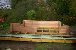 Der untere Teil der Holzwand steht