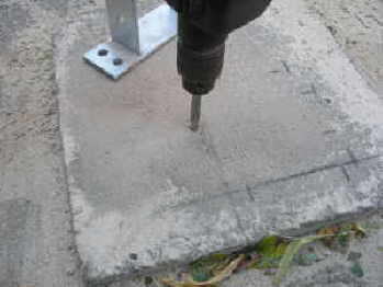 Löcher für den Pfostenanker bohren