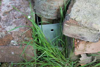 Feuerstelle mit Dach fuer ein Lagerfeuer im Garten