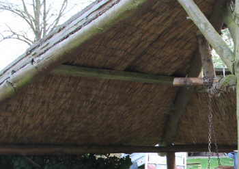 Feuerstelle mit Dach fuer ein Lagerfeuer im Garten