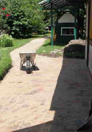 Gartenweg befestigen