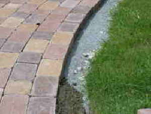 Kanten beim Gartenweg