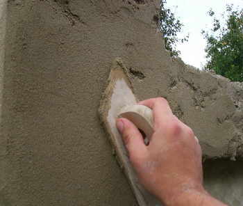 Oberfläche mit dem Reibebrett bearbeiten