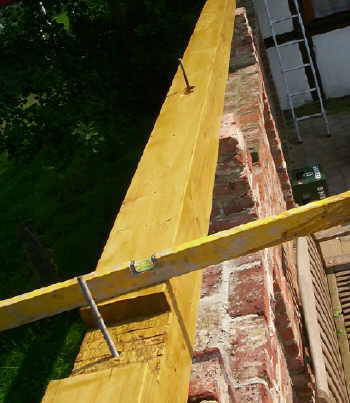 Pfette für das Terrassendach aufsetzen