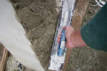 Putz an der Wand abziehen