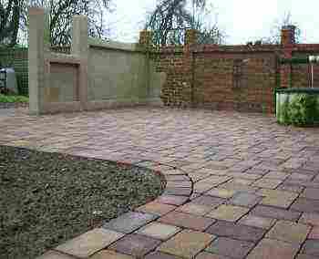 Die Terrasse ist gepflastert