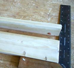 Übertragen der Bohrlöcher für die Holzdübel