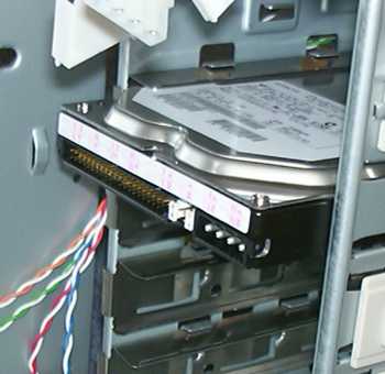 Laufwerk in den Computer einbauen