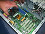 Mainboard in das Geh&auml;use einsetzten.