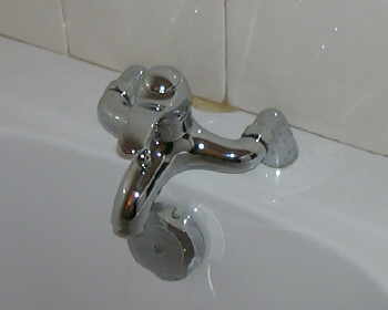 Neue Badewannenarmatur