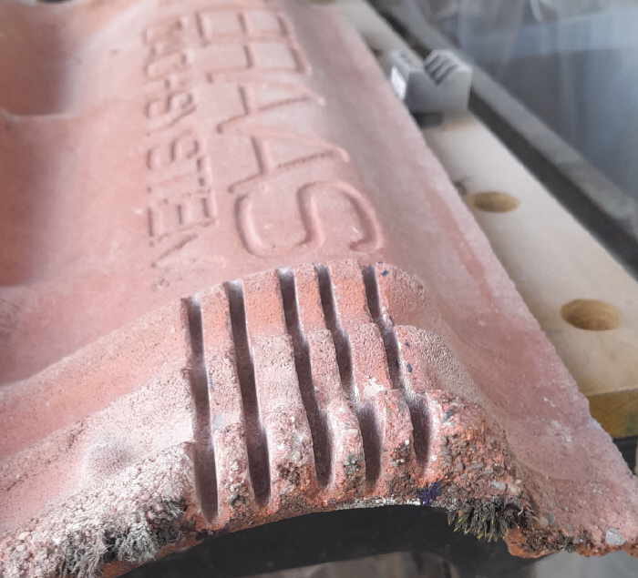 Einschnitte im Dachziegel